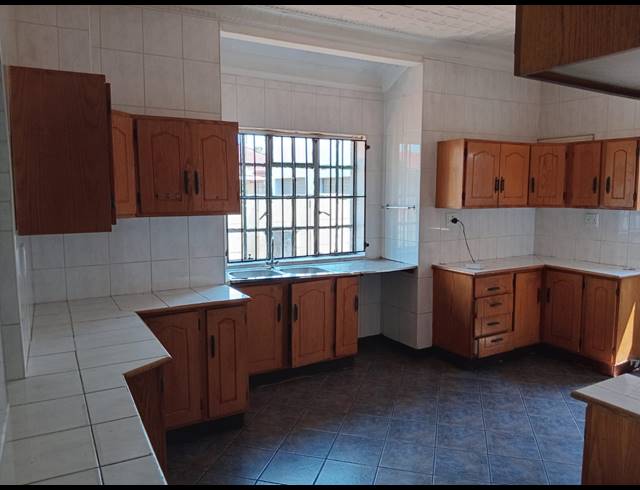 3 bed property to rent in DERSLEY